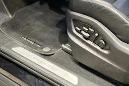 musta Porsche Cayenne 2022 kuva 18.