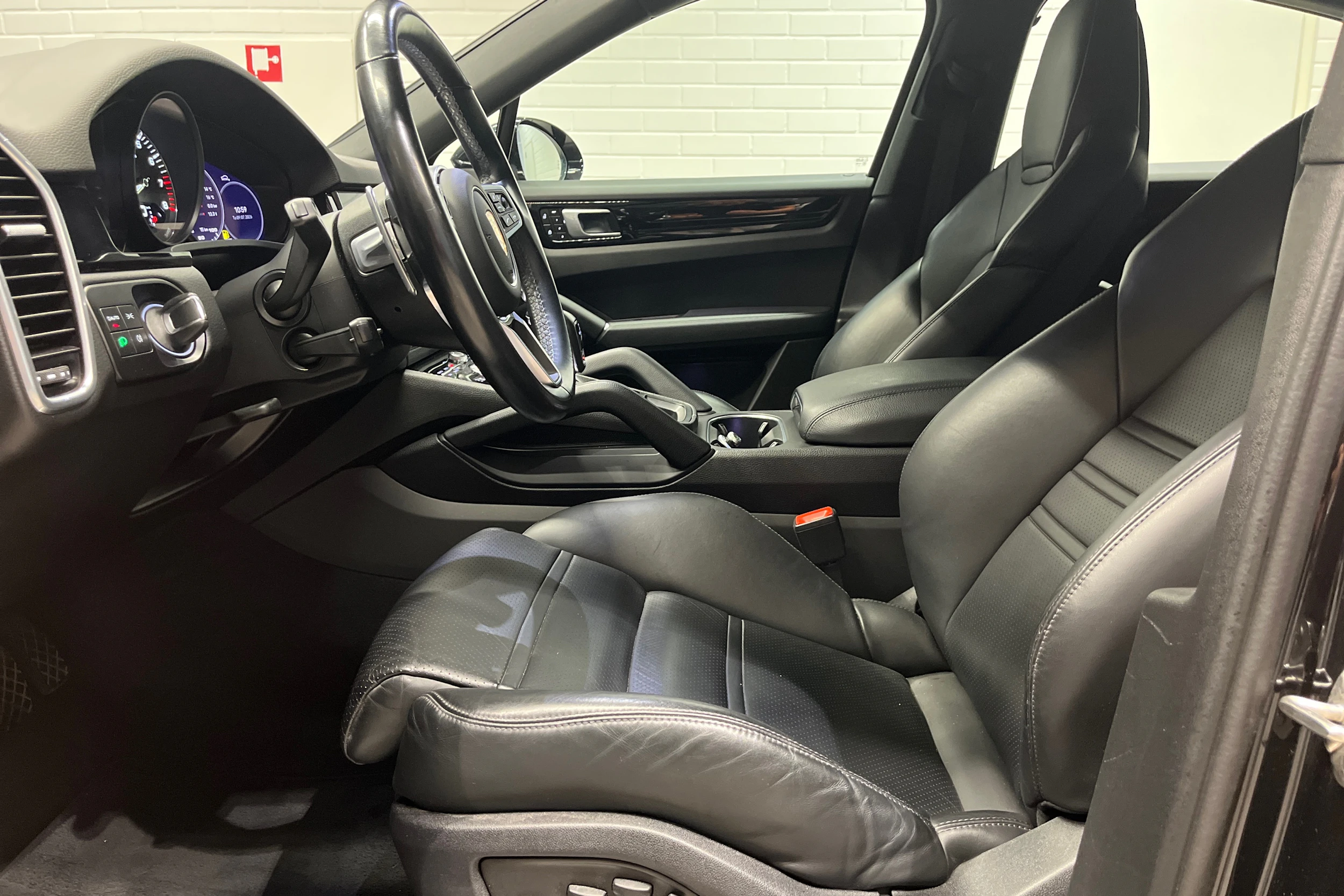musta Porsche Cayenne 2022 kuva 19.