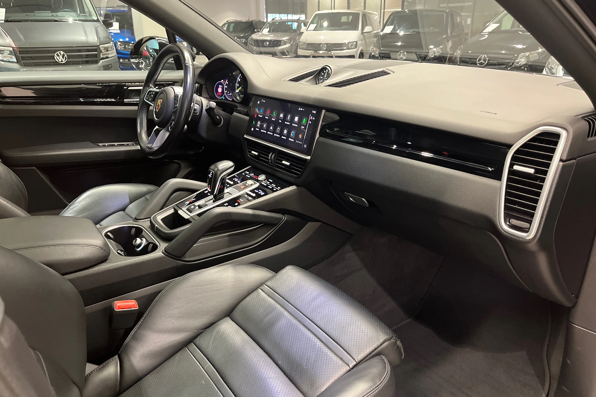 musta Porsche Cayenne 2022 kuva 21.