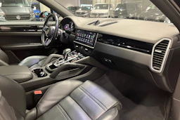 musta Porsche Cayenne 2022 kuva 21.