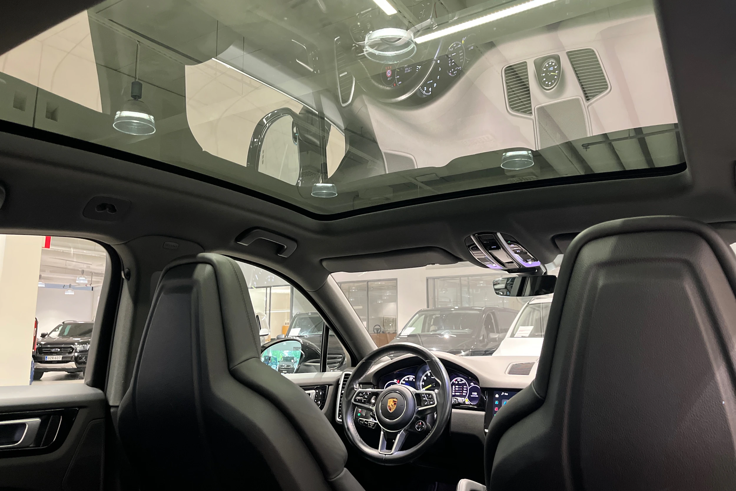 musta Porsche Cayenne 2022 kuva 22.