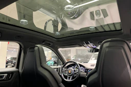 musta Porsche Cayenne 2022 kuva 22.