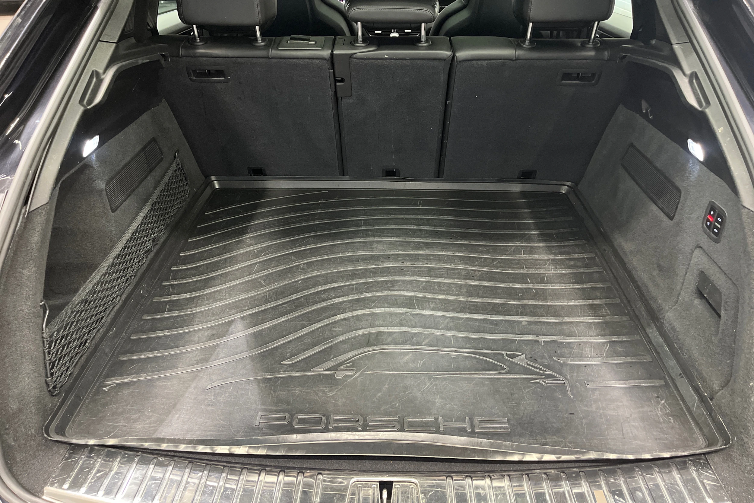 musta Porsche Cayenne 2022 kuva 23.