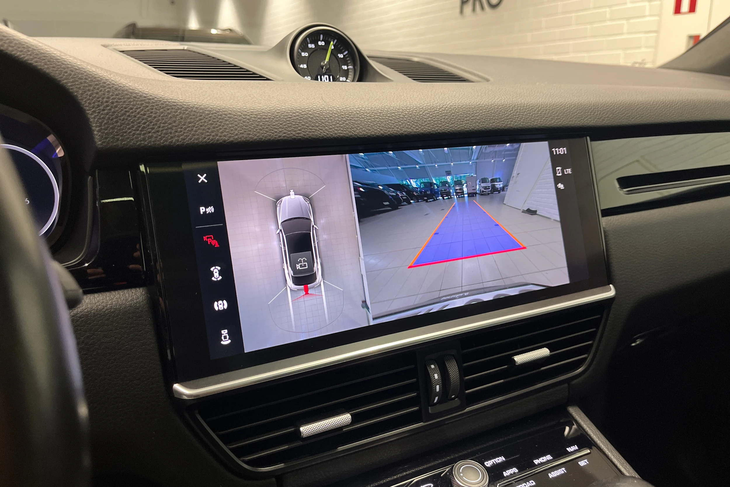 musta Porsche Cayenne 2022 kuva 24.