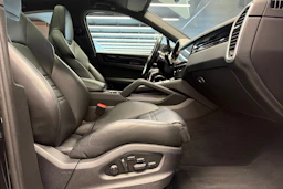 Musta Porsche Cayenne 2022 kuva 28.