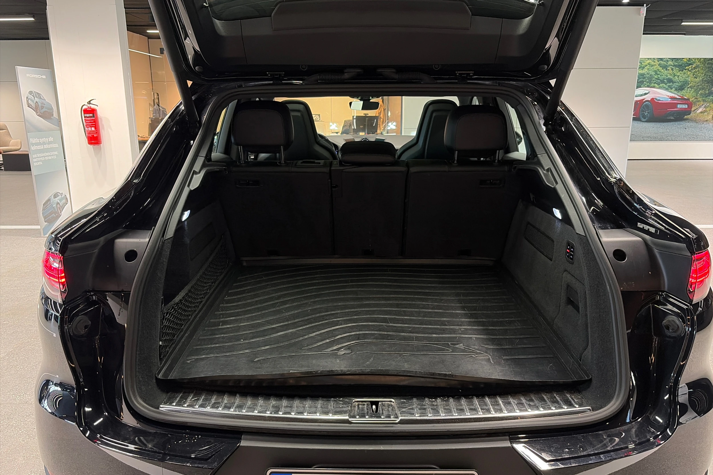 Musta Porsche Cayenne 2022 kuva 29.