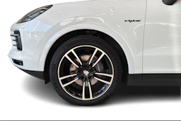 Valkoinen Porsche Cayenne 2022 kuva 8.