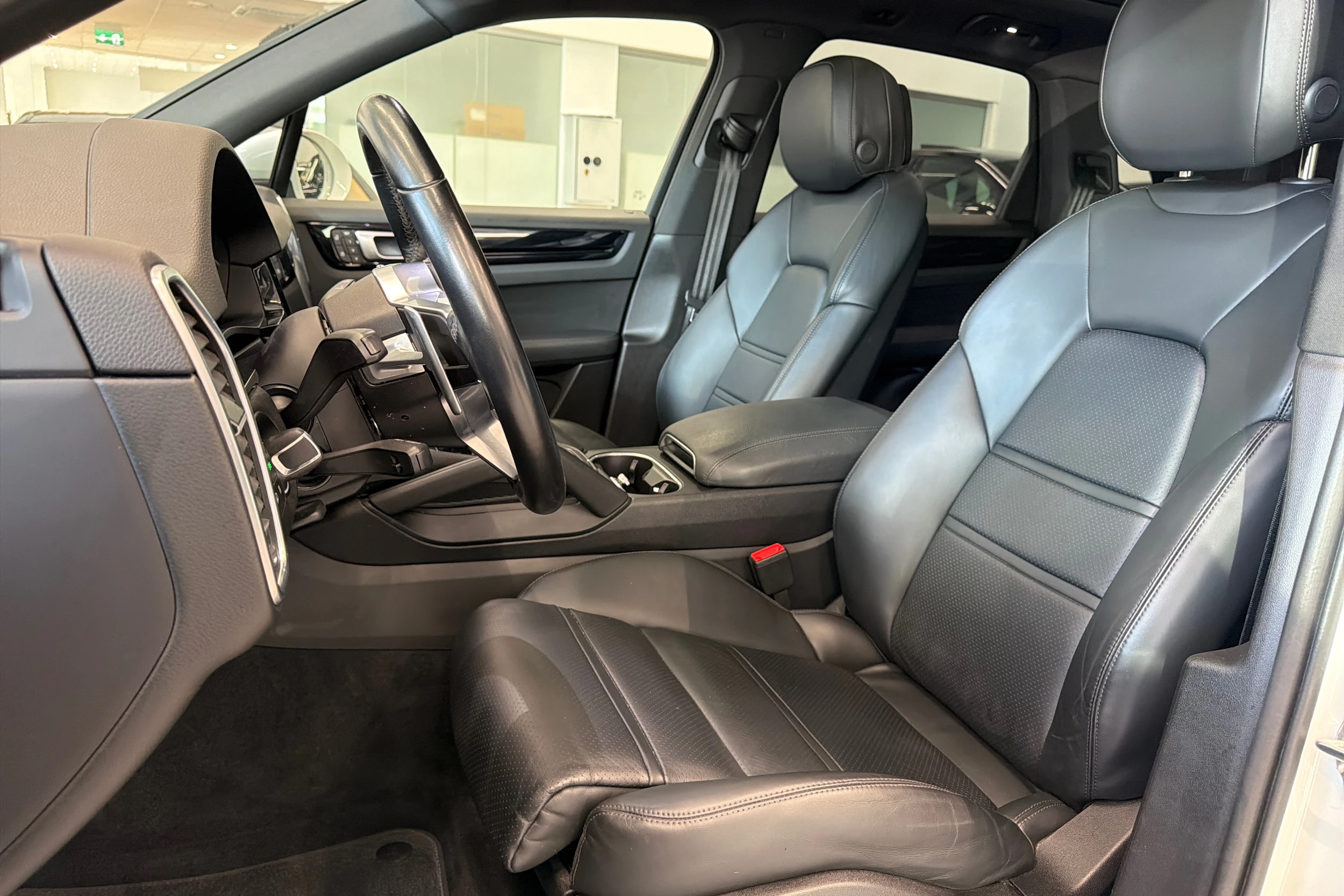 Valkoinen Porsche Cayenne 2022 kuva 9.