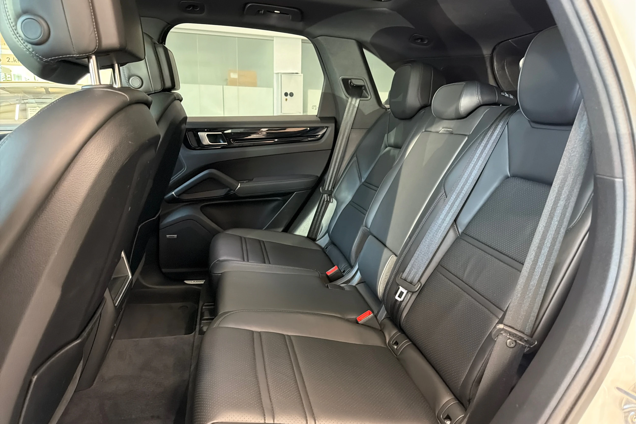 Valkoinen Porsche Cayenne 2022 kuva 10.