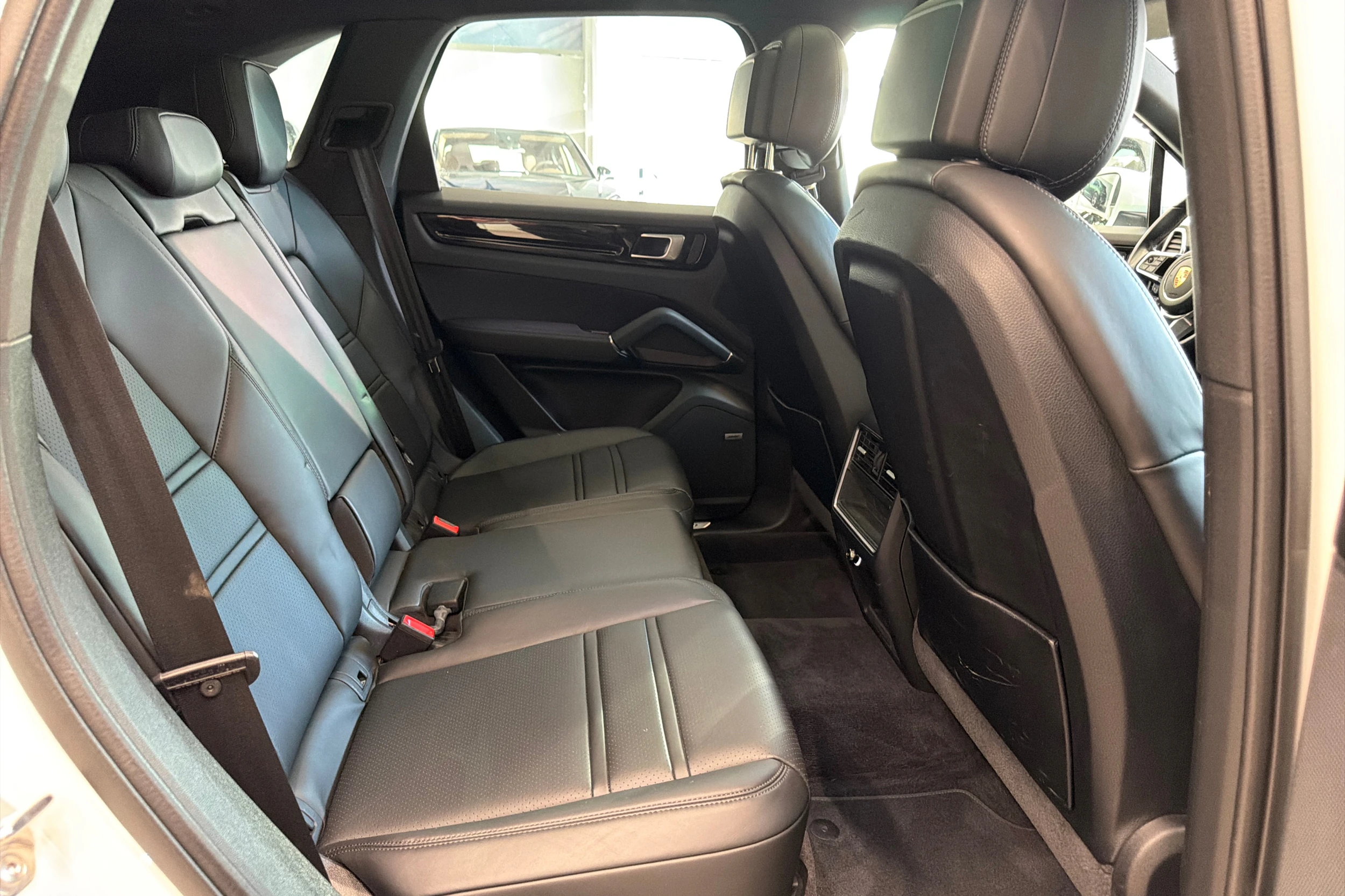Valkoinen Porsche Cayenne 2022 kuva 13.