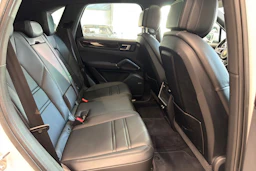 Valkoinen Porsche Cayenne 2022 kuva 13.