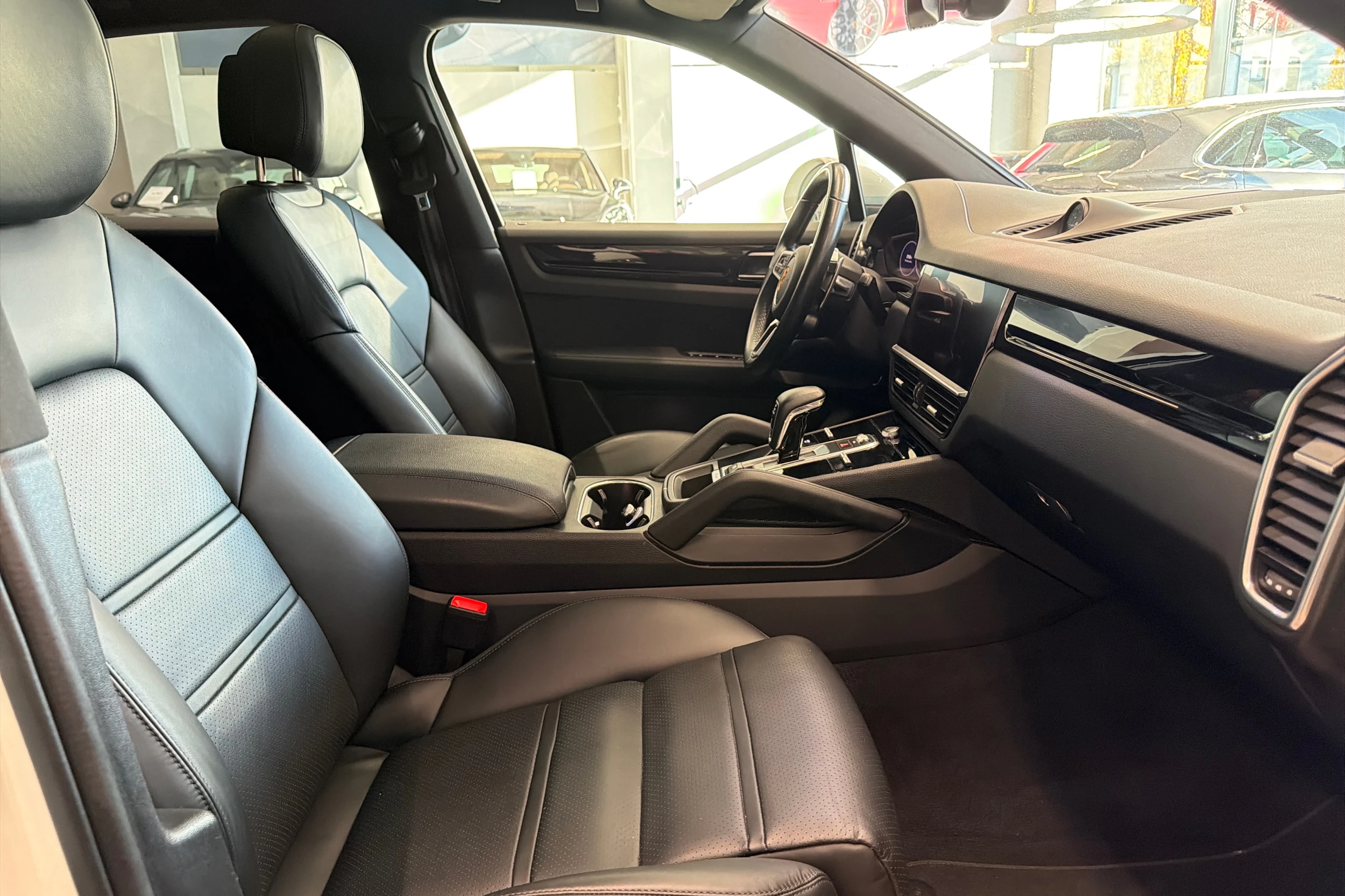 Valkoinen Porsche Cayenne 2022 kuva 14.