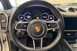Valkoinen Porsche Cayenne 2022 kuva 16.