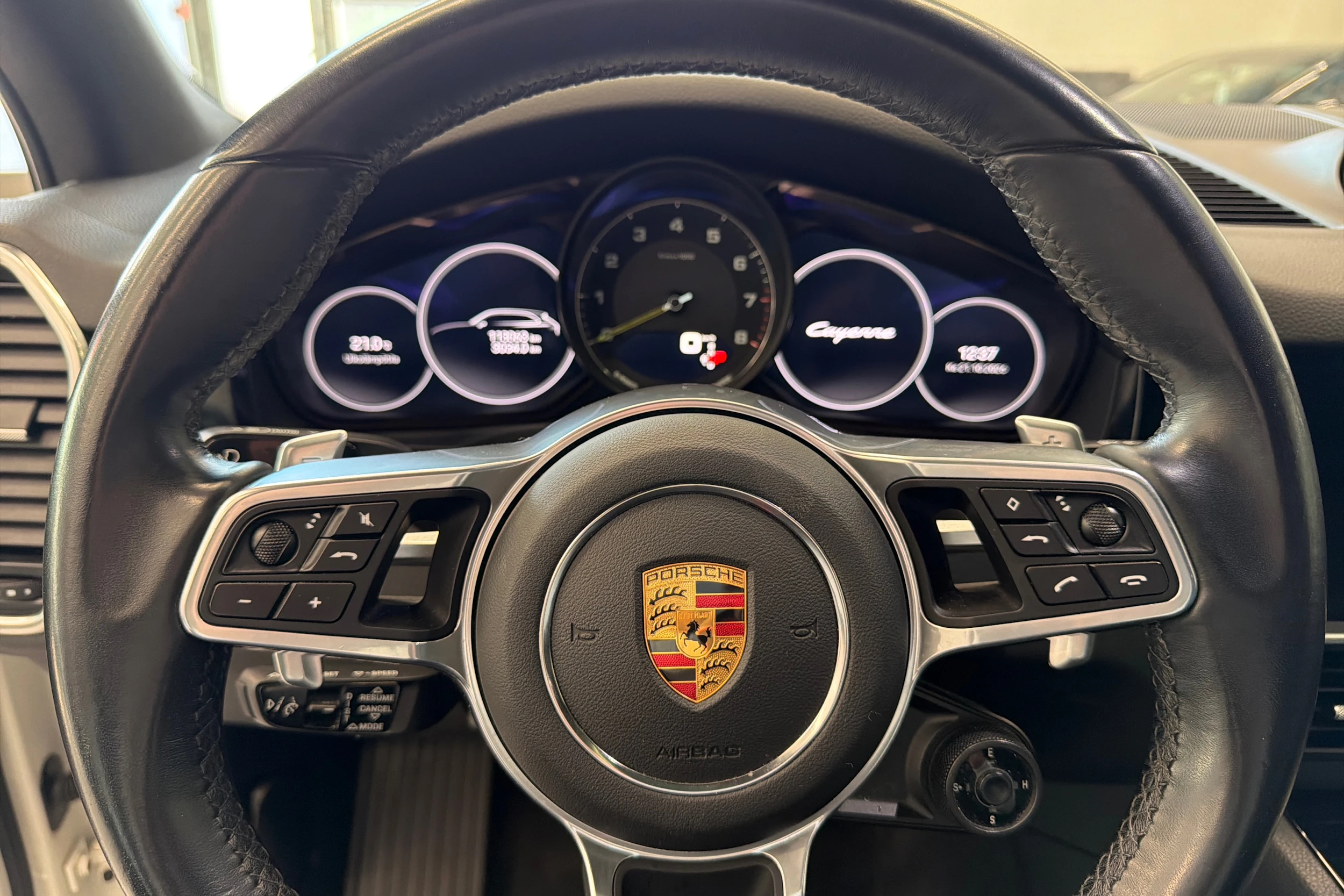 Valkoinen Porsche Cayenne 2022 kuva 17.