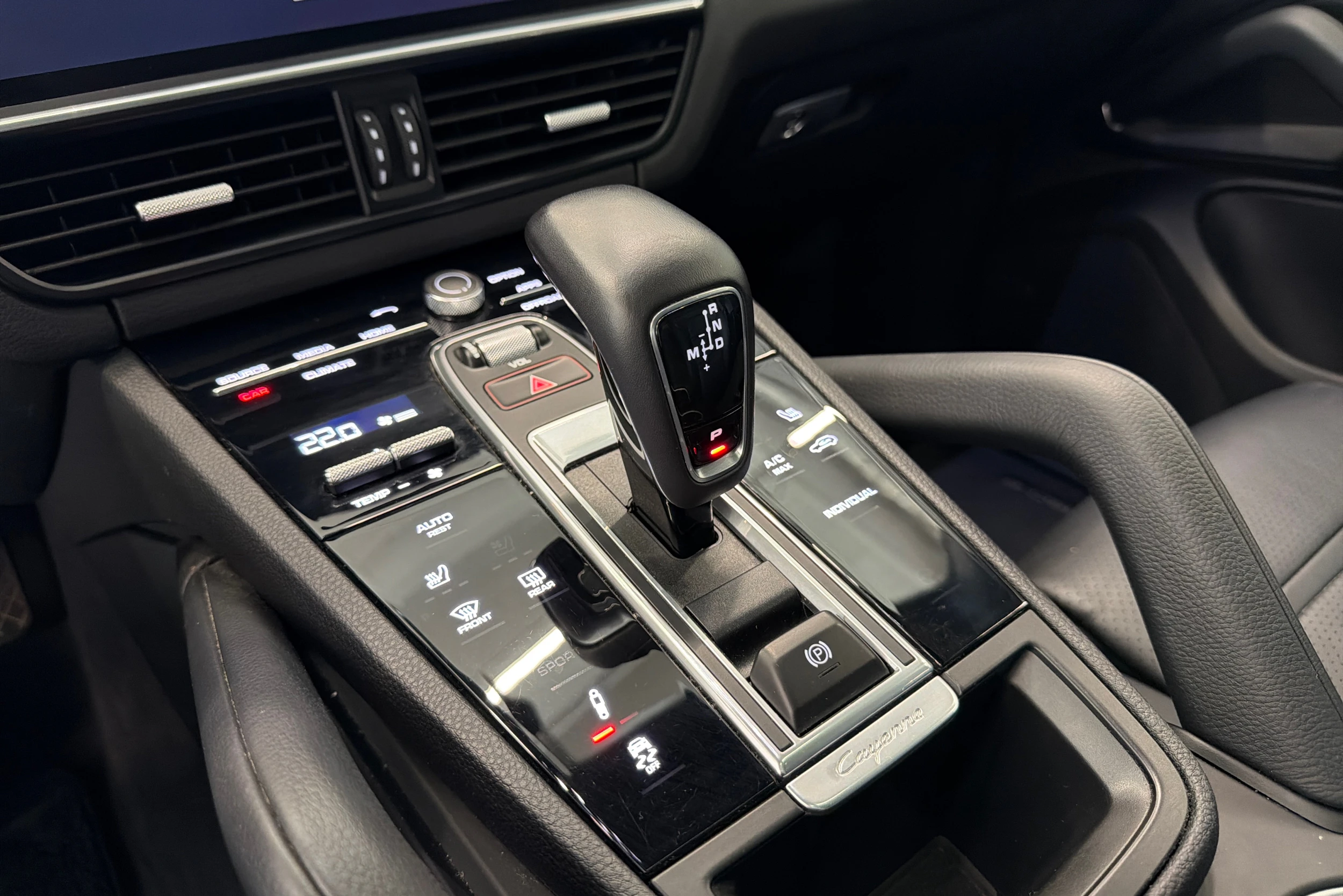 Valkoinen Porsche Cayenne 2022 kuva 20.