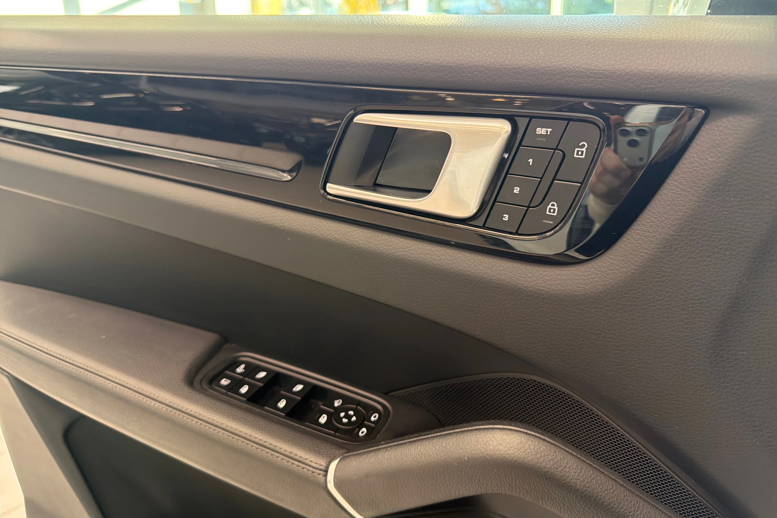 Valkoinen Porsche Cayenne 2022 kuva 24.