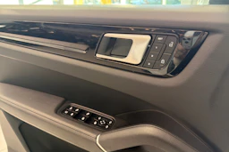 Valkoinen Porsche Cayenne 2022 kuva 24.