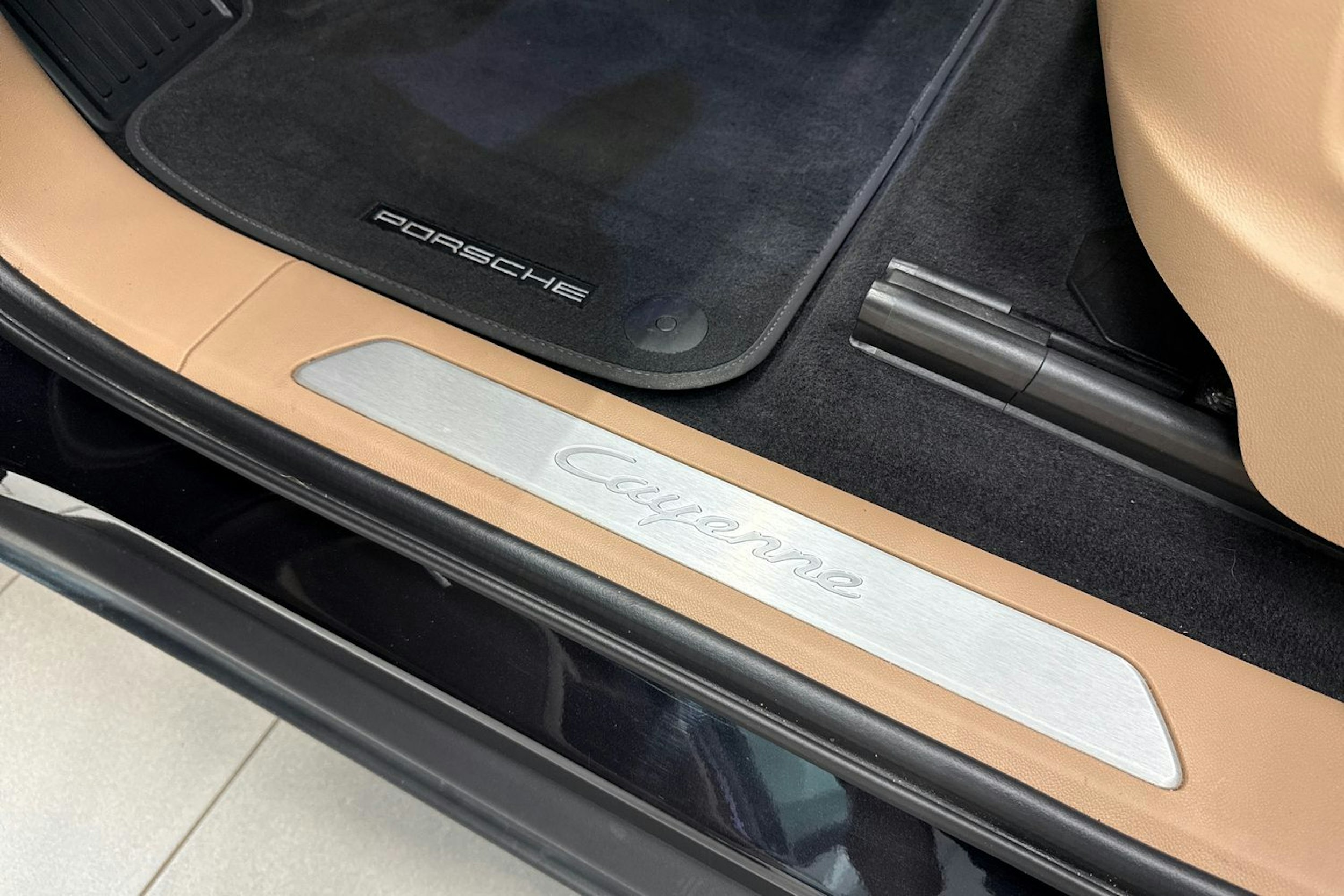 musta Porsche Cayenne 2022 kuva 12.