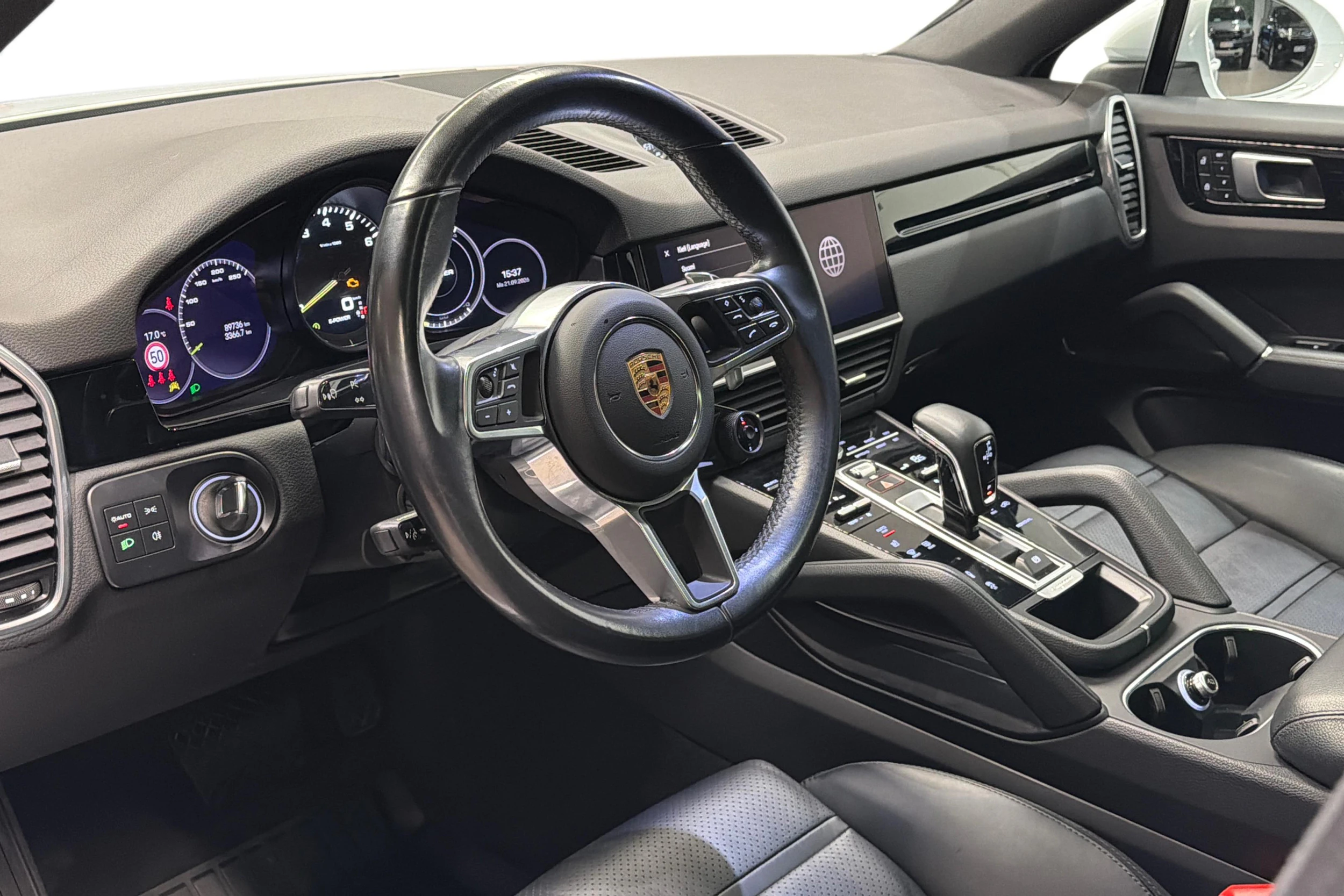 valkoinen Porsche Cayenne 2022 kuva 6.