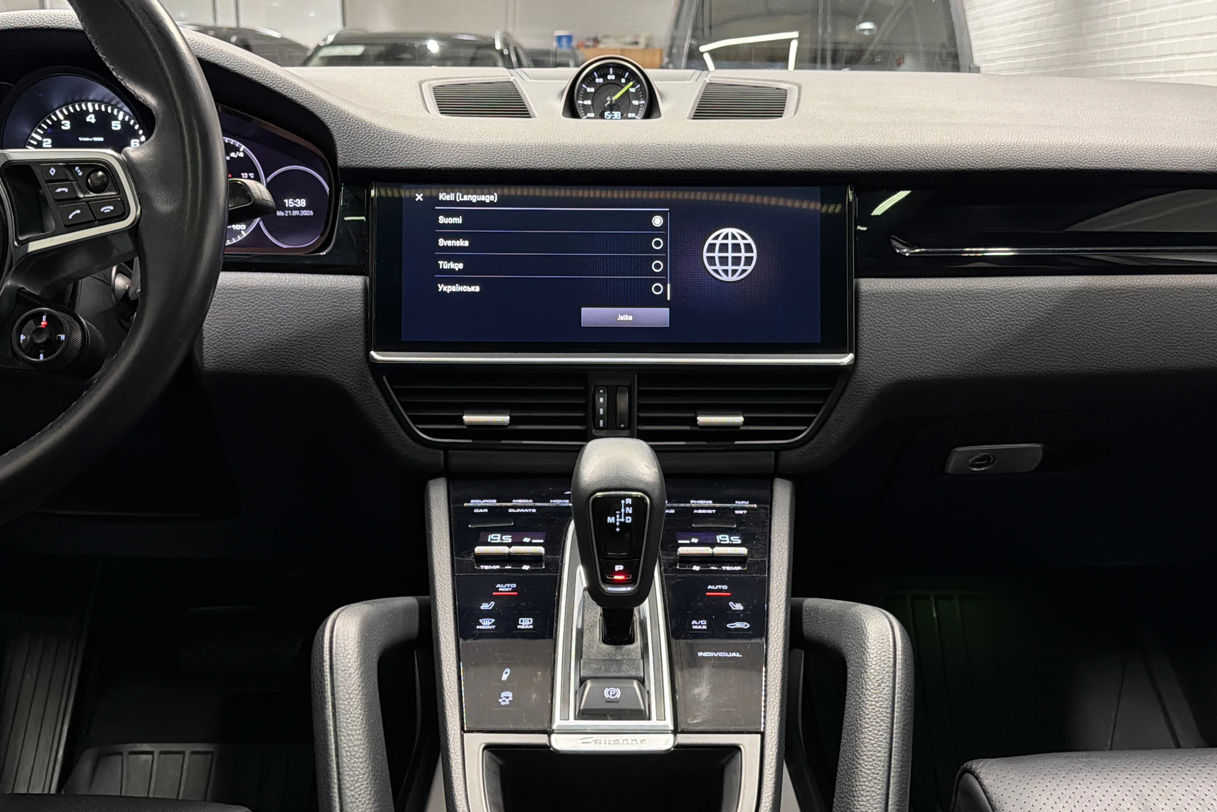 valkoinen Porsche Cayenne 2022 kuva 9.