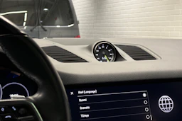 valkoinen Porsche Cayenne 2022 kuva 11.