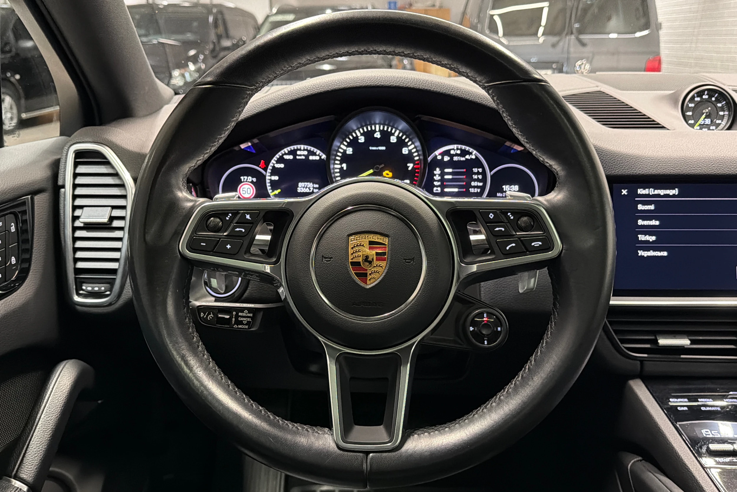valkoinen Porsche Cayenne 2022 kuva 12.