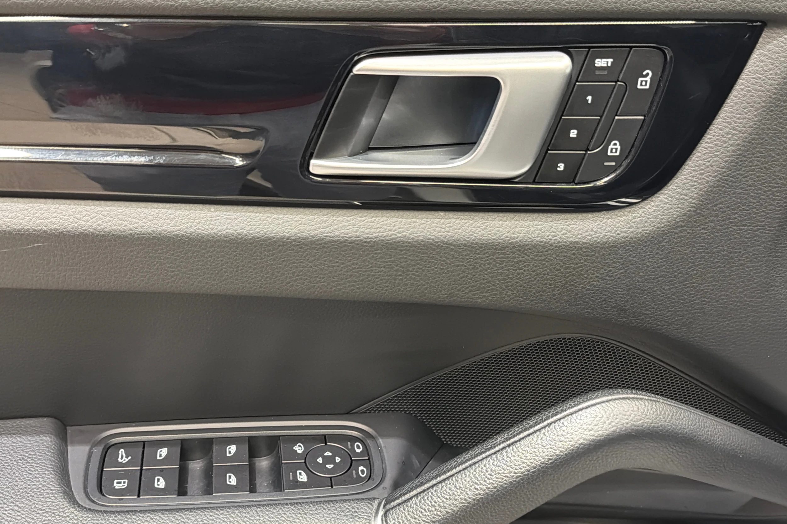 valkoinen Porsche Cayenne 2022 kuva 15.