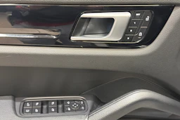valkoinen Porsche Cayenne 2022 kuva 15.