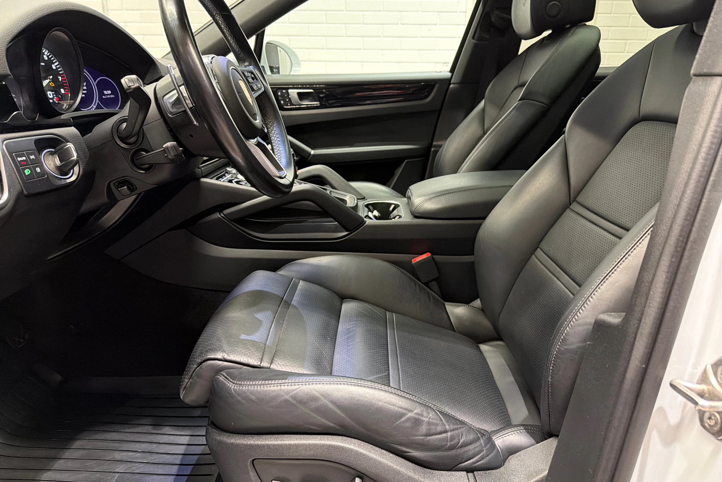 valkoinen Porsche Cayenne 2022 kuva 18.