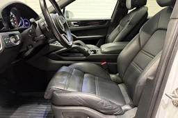 valkoinen Porsche Cayenne 2022 kuva 18.