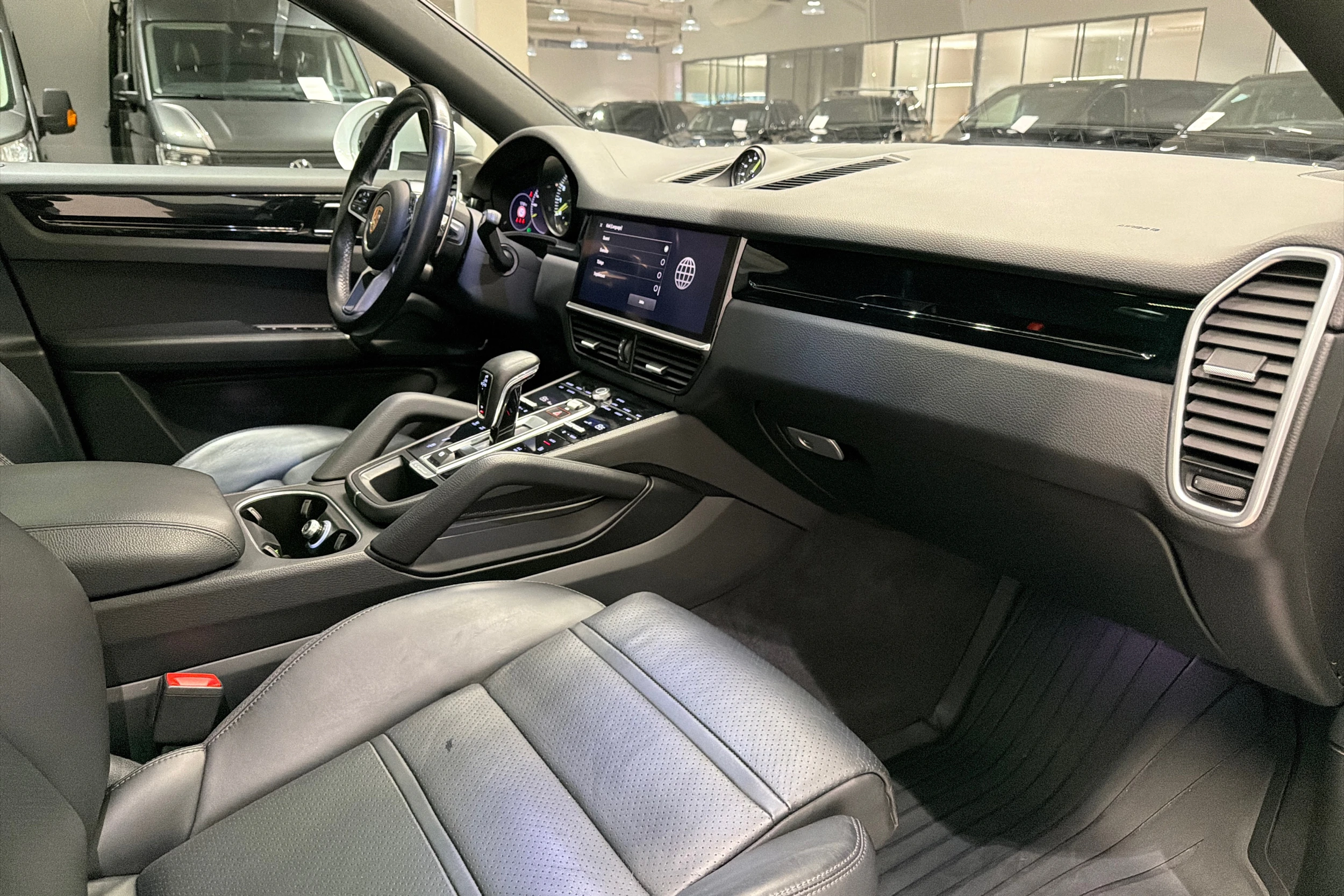 valkoinen Porsche Cayenne 2022 kuva 20.