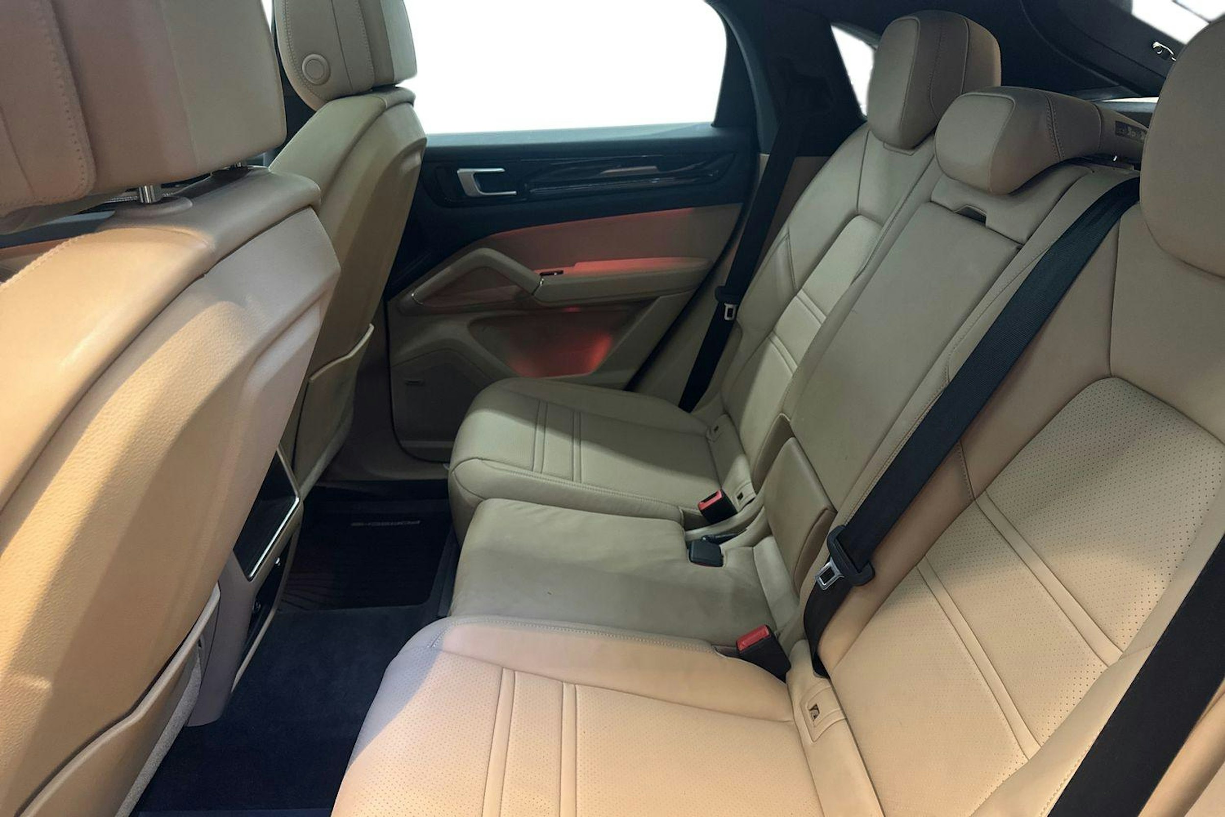 Ruskea (beige) Porsche Cayenne 2022 kuva 8.