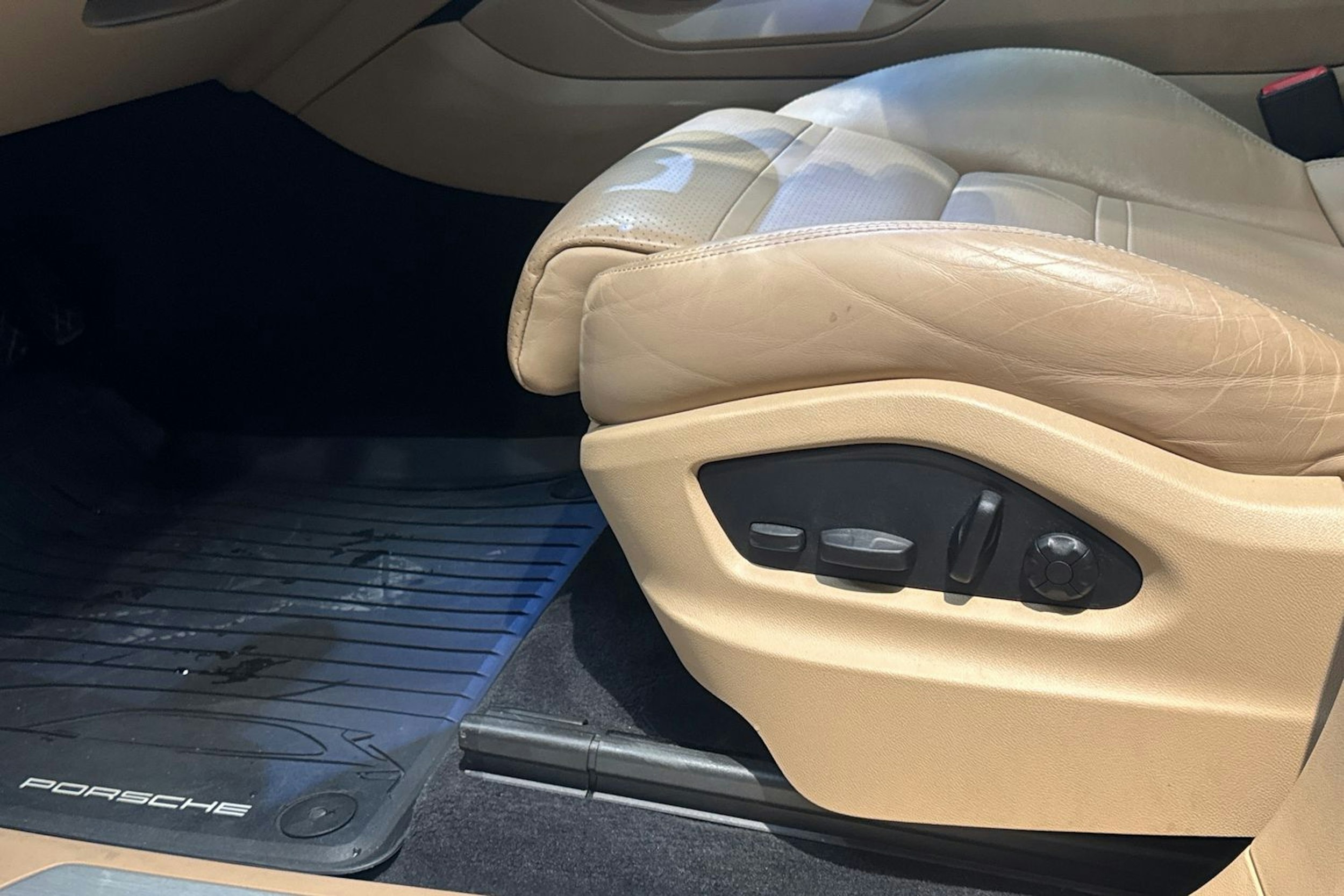 Ruskea (beige) Porsche Cayenne 2022 kuva 12.