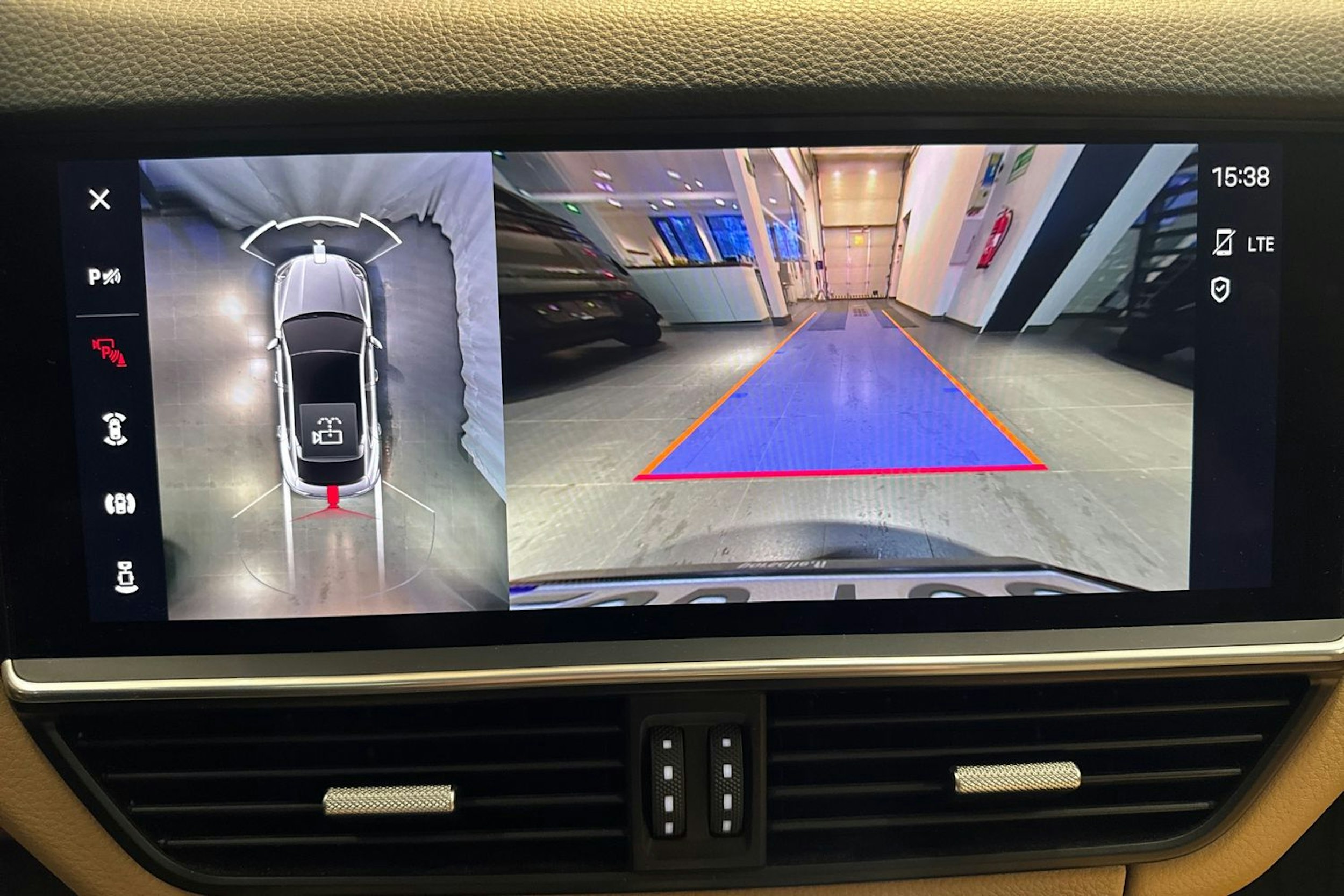 Ruskea (beige) Porsche Cayenne 2022 kuva 13.