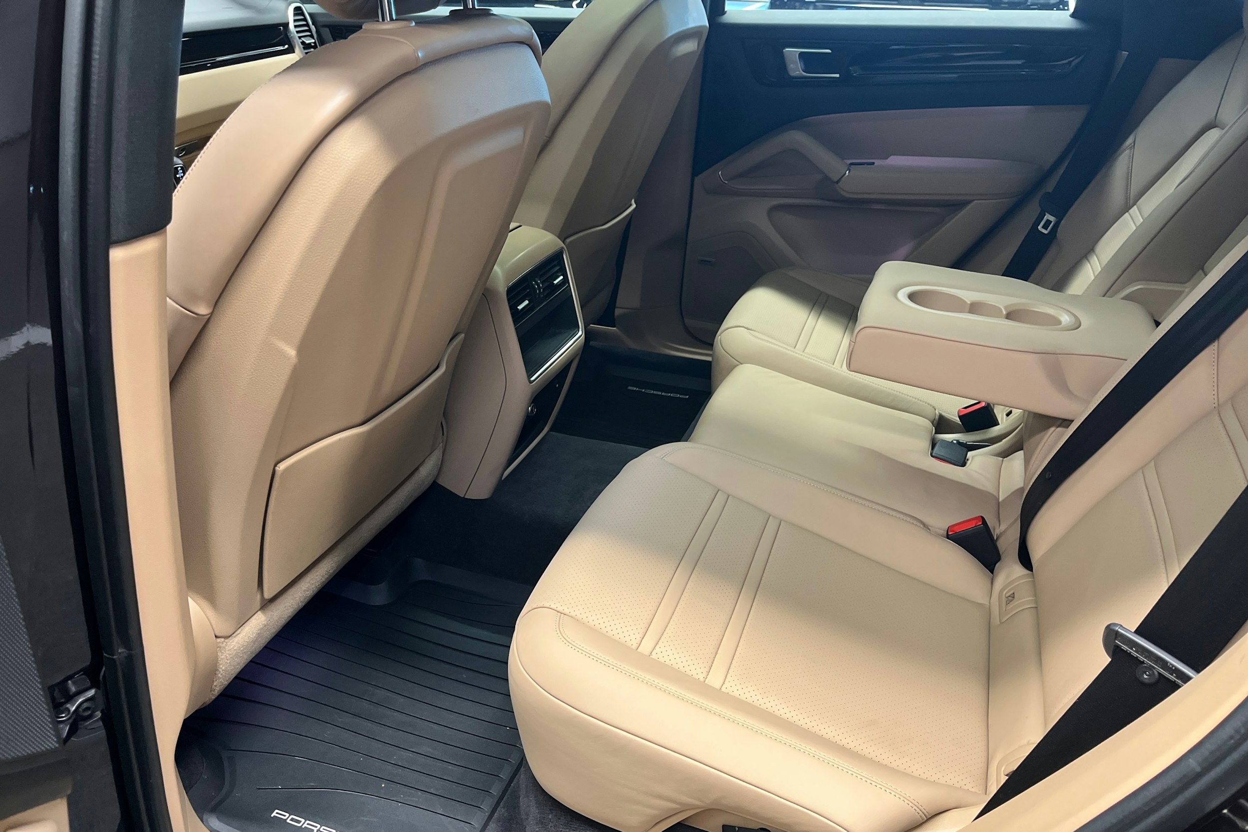 Ruskea (beige) Porsche Cayenne 2022 kuva 23.