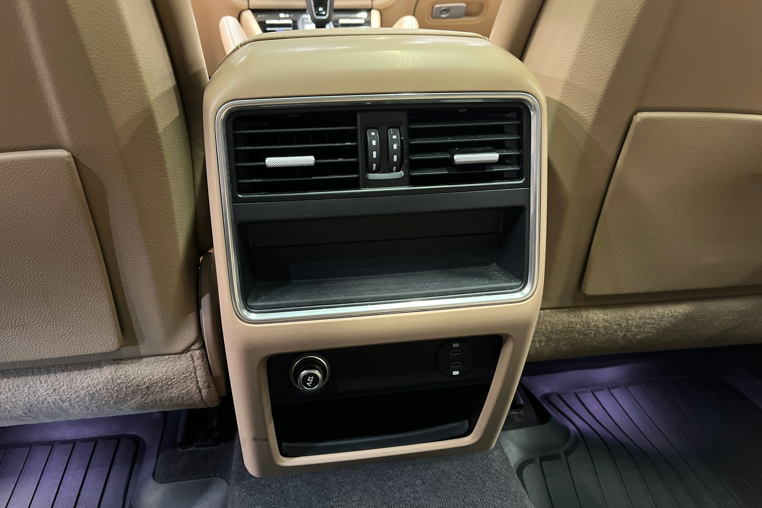 Ruskea (beige) Porsche Cayenne 2022 kuva 24.