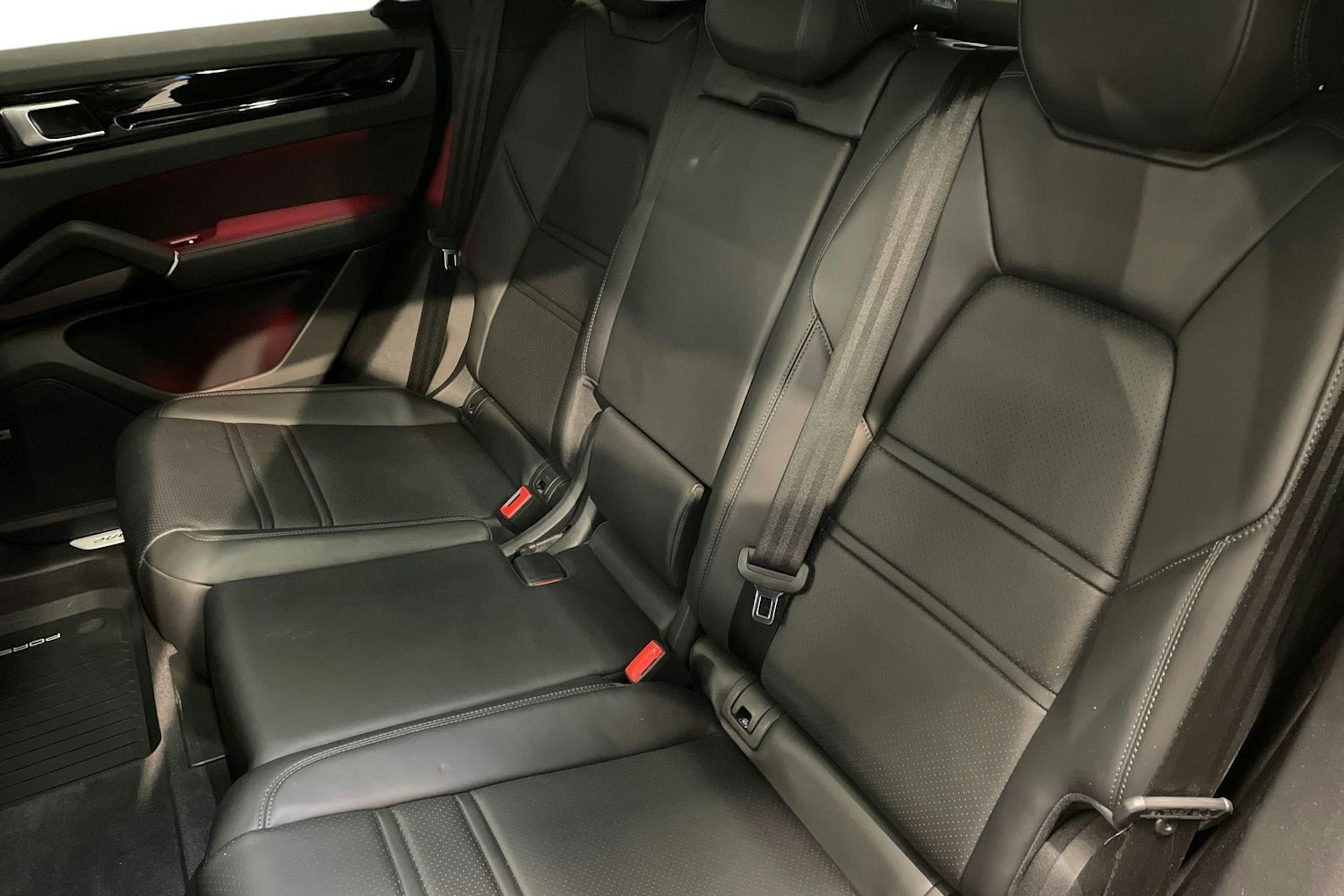 musta Porsche Cayenne 2022 kuva 8.