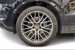 musta Porsche Cayenne 2022 kuva 9.