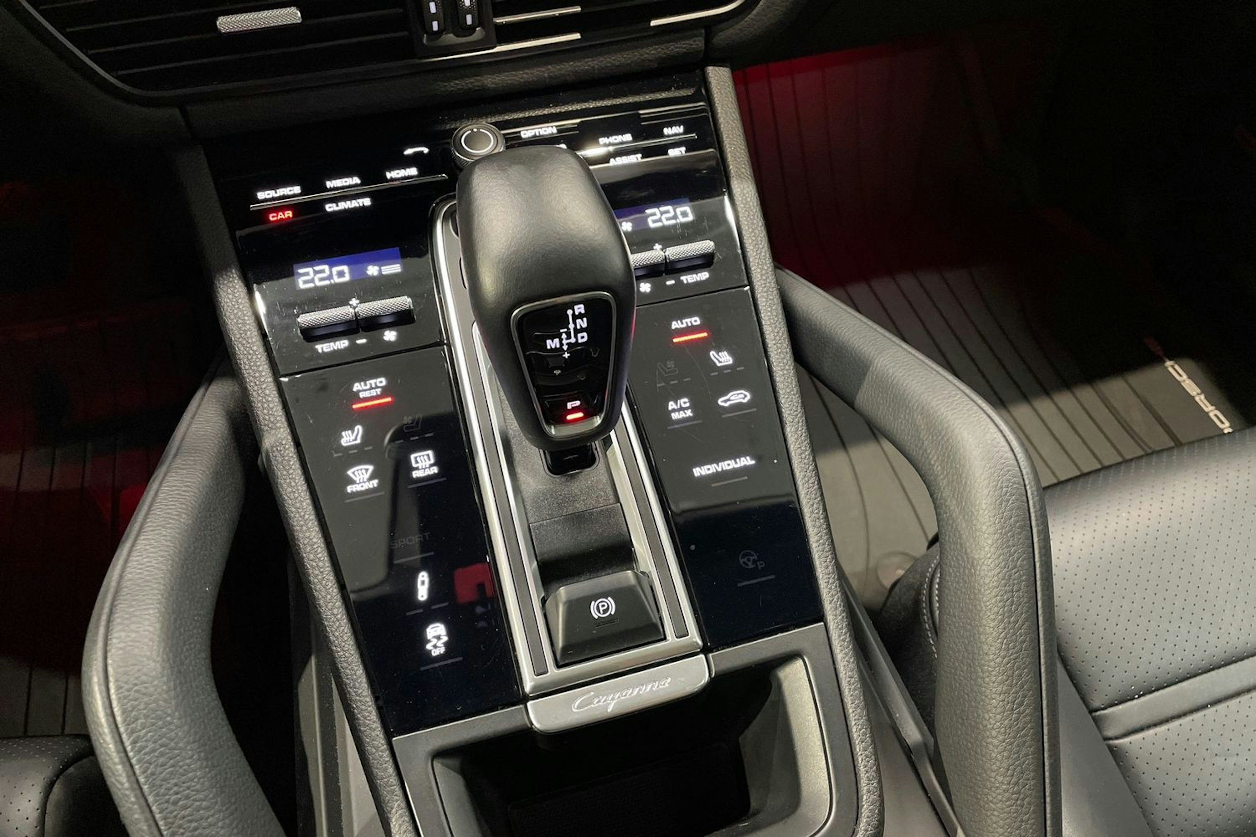 musta Porsche Cayenne 2022 kuva 17.