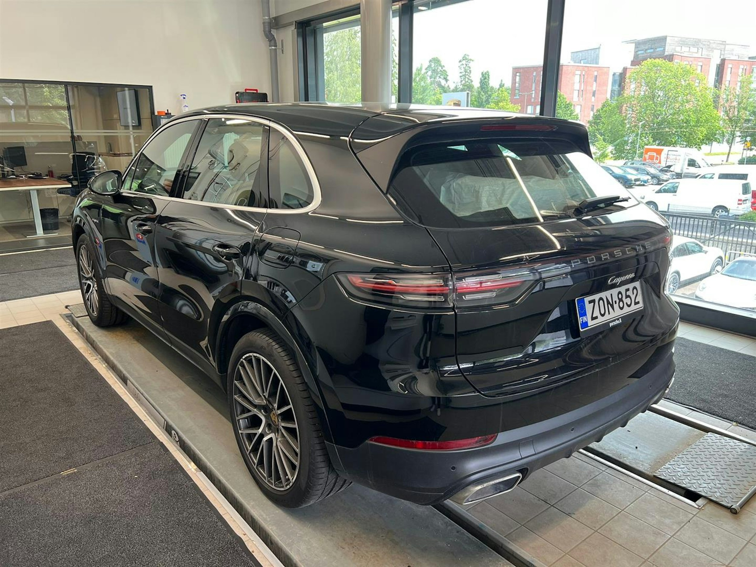 musta Porsche Cayenne 2022 kuva 2.