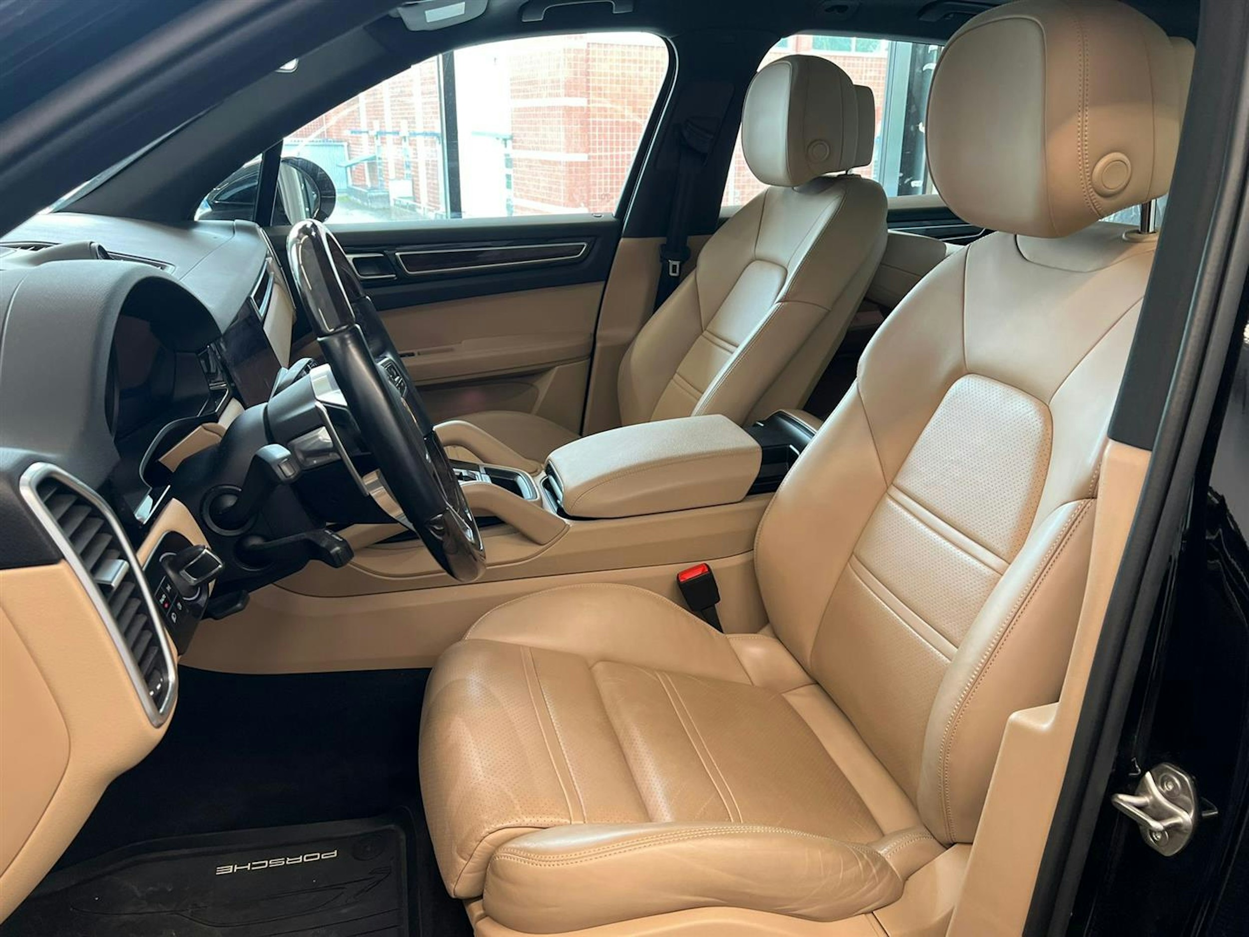 musta Porsche Cayenne 2022 kuva 4.
