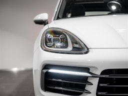 Valkoinen Porsche Cayenne 2022 kuva 17.