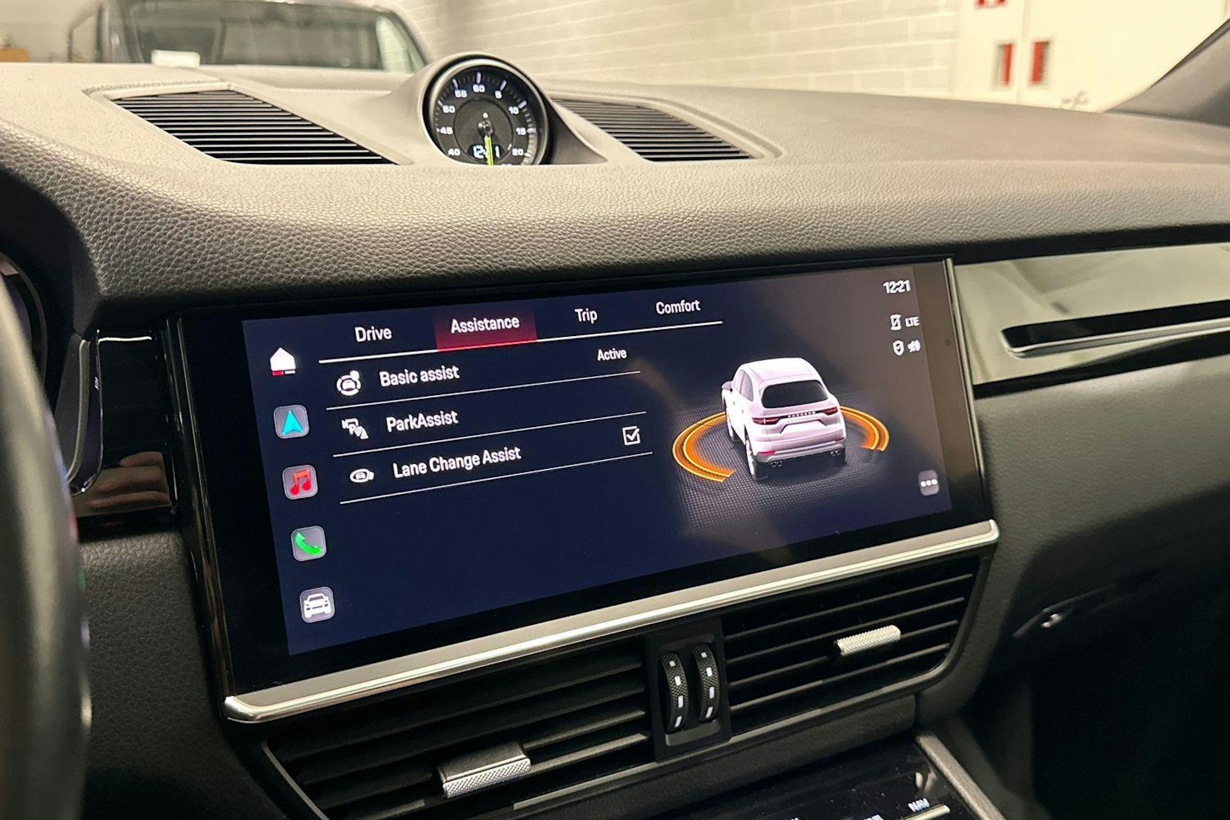 Valkoinen Porsche Cayenne 2022 kuva 24.