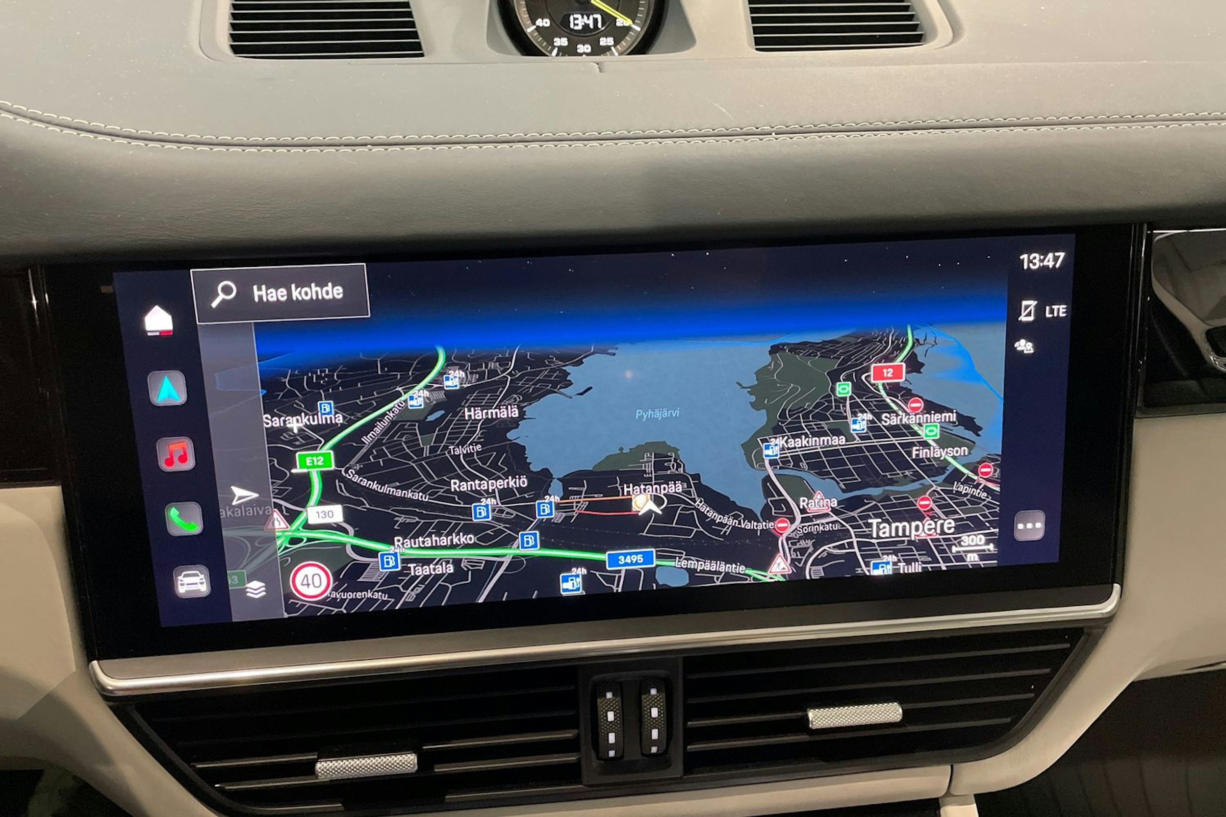 met. sininen Porsche Cayenne 2023 kuva 11.
