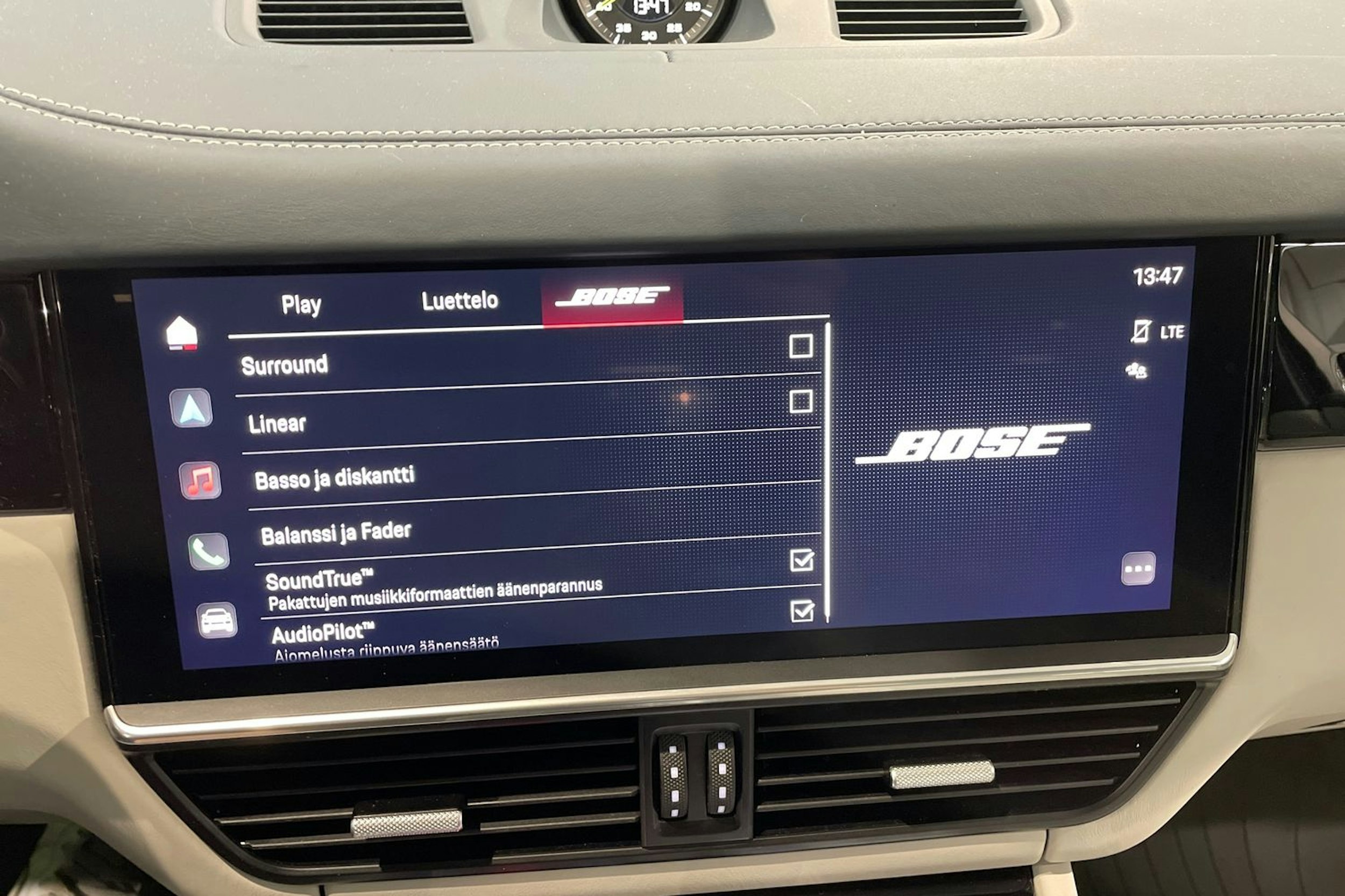 met. sininen Porsche Cayenne 2023 kuva 12.