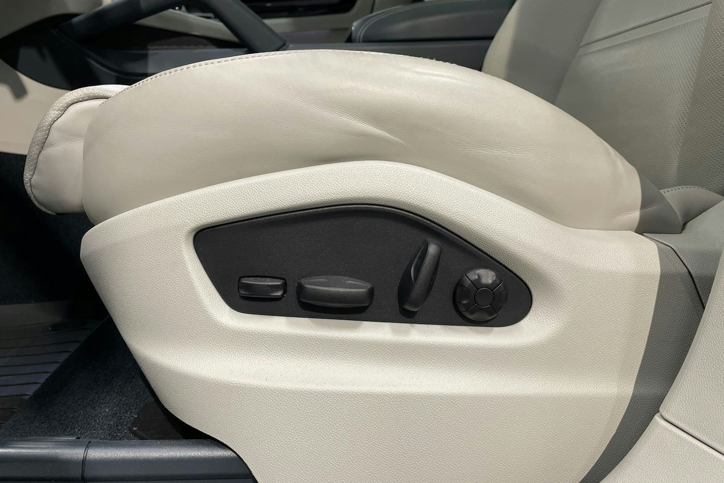 met. sininen Porsche Cayenne 2023 kuva 20.