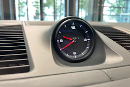 harmaa Porsche Cayenne 2023 kuva 16.