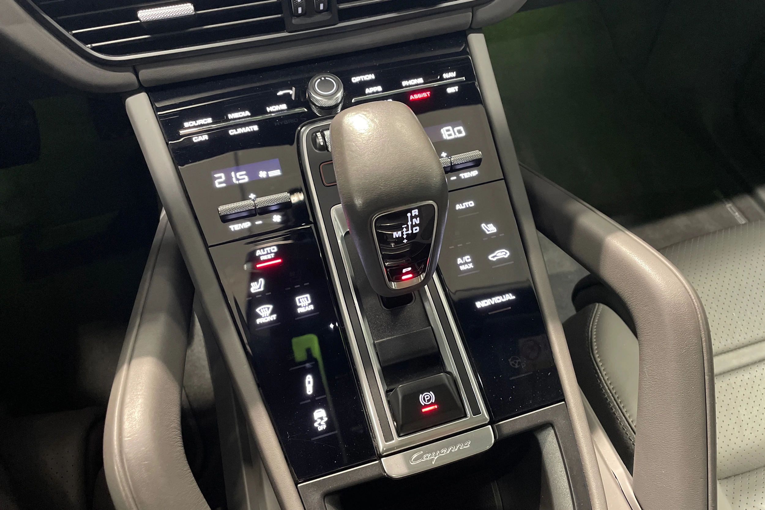 harmaa Porsche Cayenne 2023 kuva 17.