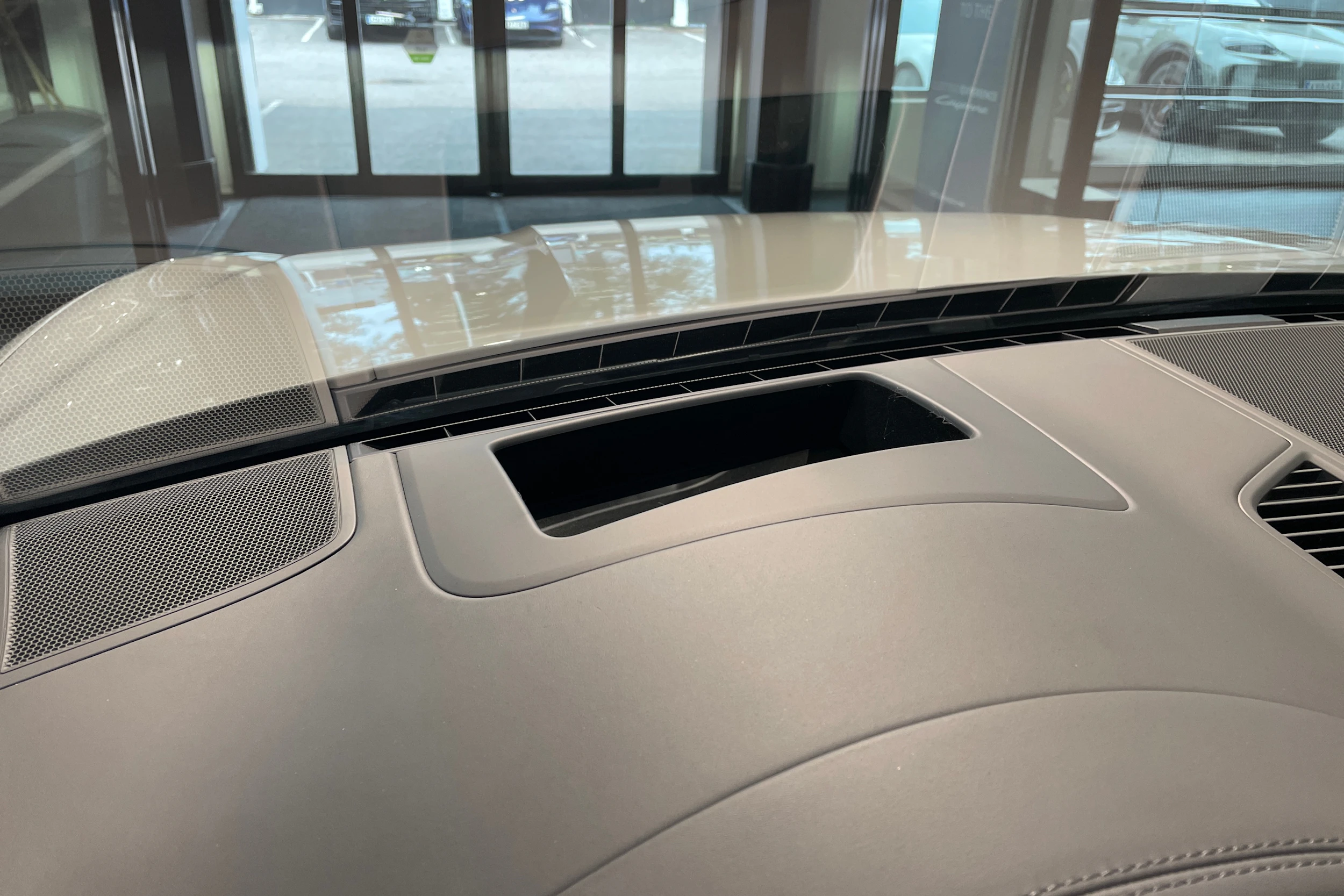 harmaa Porsche Cayenne 2023 kuva 18.