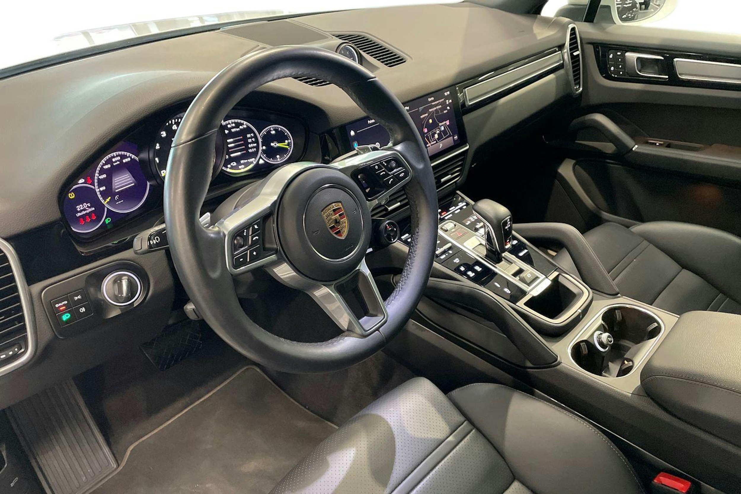 valkoinen Porsche Cayenne 2023 kuva 6.